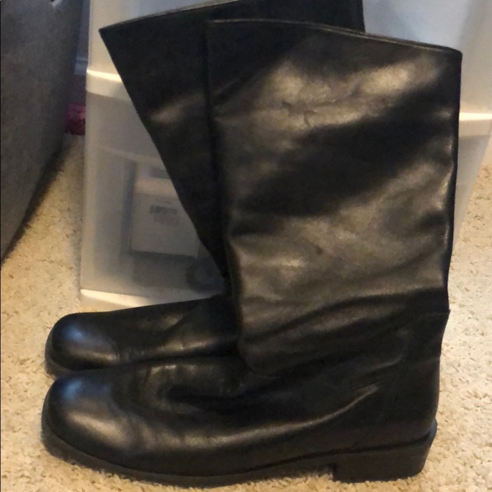 Black leather mid-calf boot